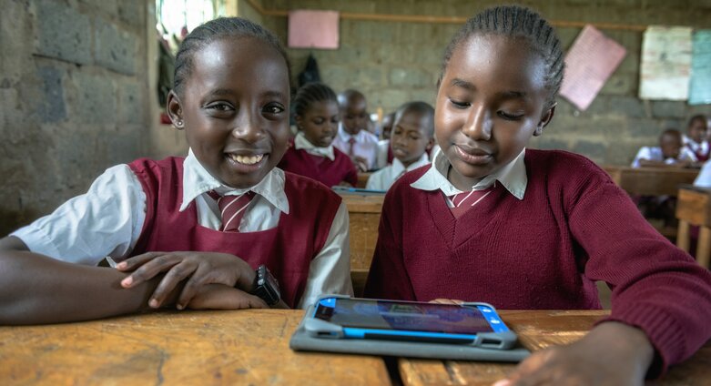 Africa50 soutient le programme de numérisation scolaire de Poa! Internet, apportant un accès internet à des milliers d’élèves au Kenya