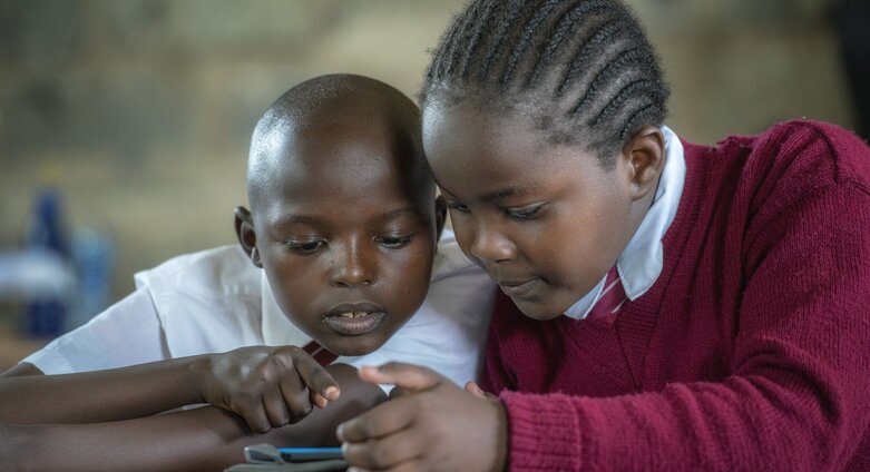 Africa50 soutient le programme de numérisation scolaire de Poa! Internet, apportant un accès internet à des milliers d’élèves au Kenya