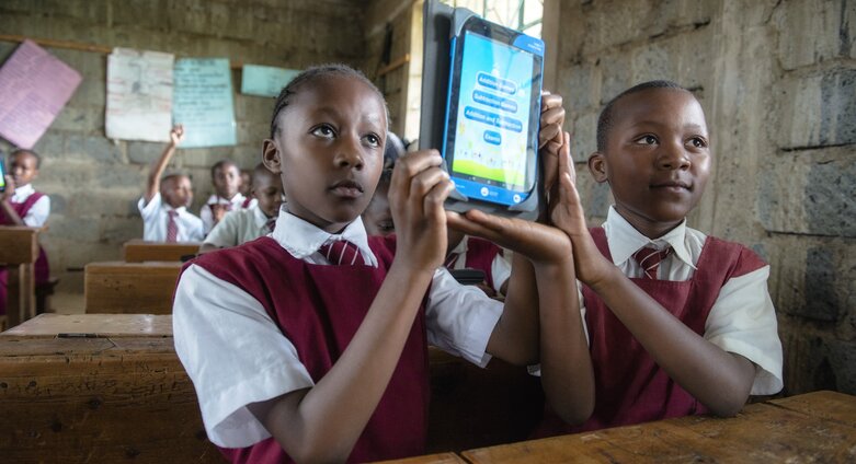 Africa50 soutient le programme de numérisation scolaire de Poa! Internet, apportant un accès internet à des milliers d’élèves au Kenya