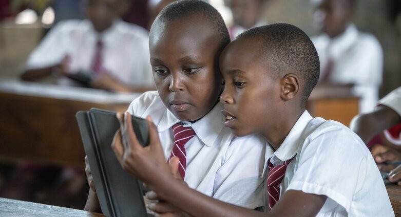 Africa50 soutient le programme de numérisation scolaire de Poa! Internet, apportant un accès internet à des milliers d’élèves au Kenya